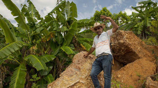 Omar Gastrón v mieste, kde došlo k zosuvu.