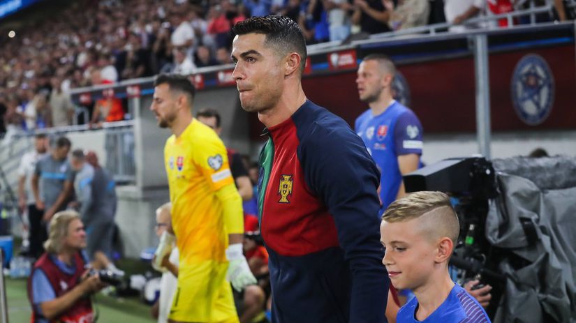 Cristiano Ronaldo privádza svoj tím na trávnik...