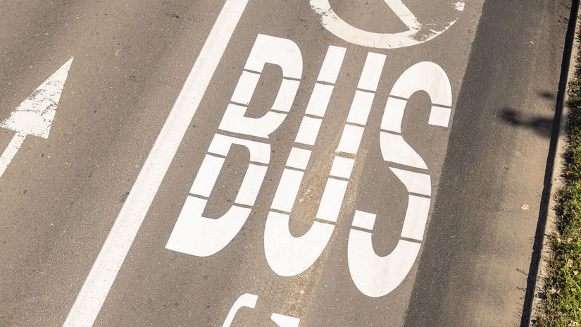 Zmiešaný cyklo a bus pruh v Starom Meste