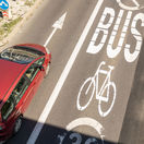 Zmiešaný cyklo a bus pruh v Starom Meste
