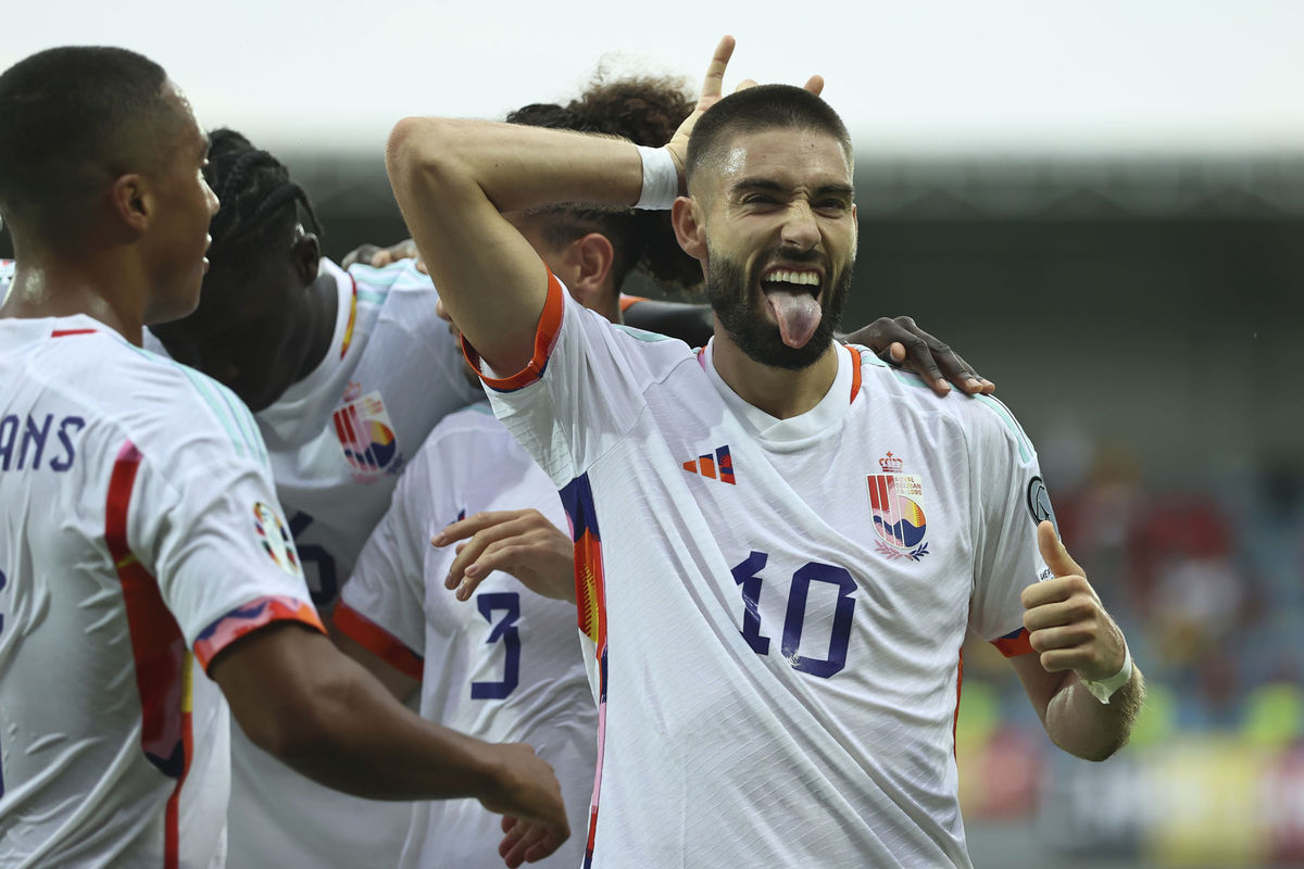 Yannick Carrasco oslavuje gól  v Azerbajdžane.
