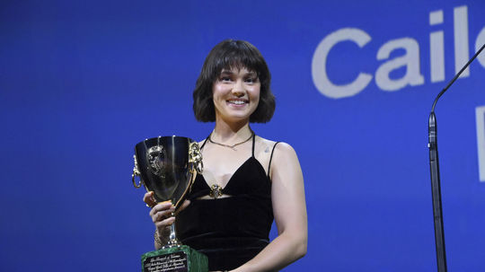 Americká herečka Cailee Spaeny si odniesla cenu...