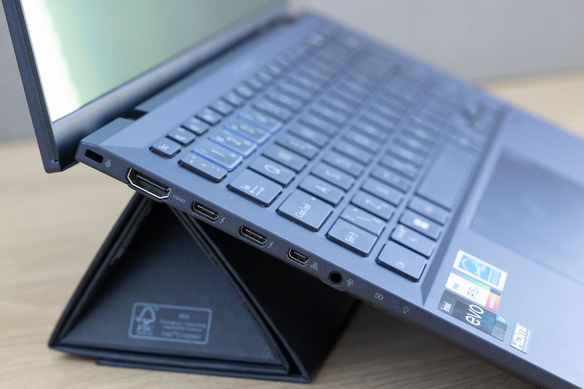 Z hľadiska konektivity je Asus ExpertBook B9...