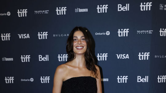 Camila Morrone v kreácii Chanel Haute Couture...