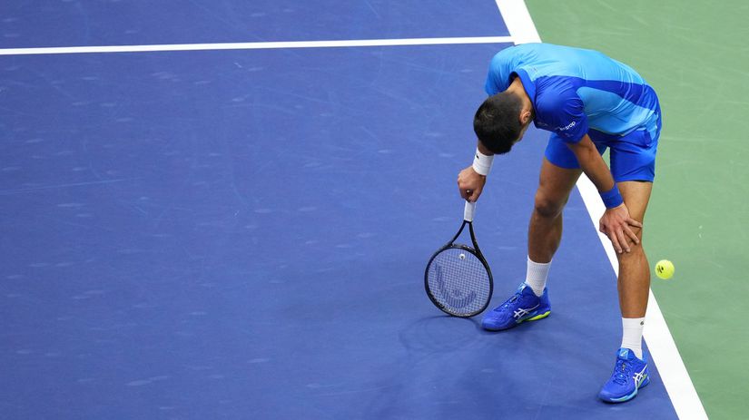 Novak Djokovič a jeho fyzické problémy v 2. sete.