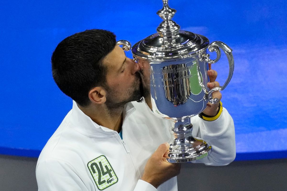 Novak Djokovič s trofejou.