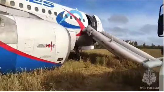 Ruský Airbus núdzovo pristál na poli na Sibíri, nikomu sa nič nestalo