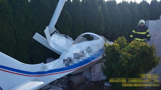 Do záhrady rodinného domu v Česku spadlo malé lietadlo, pilot a spolucestujúci zomreli