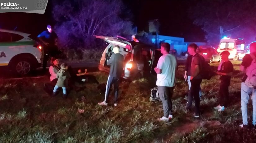 migranti auto polícia