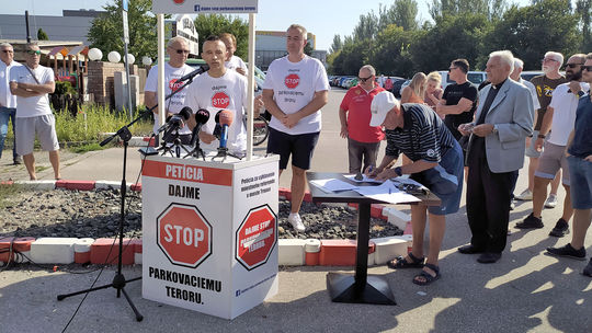 V Trnave zbierajú podpisy proti „parkovaciemu teroru“. Petičiari idú za referendom
