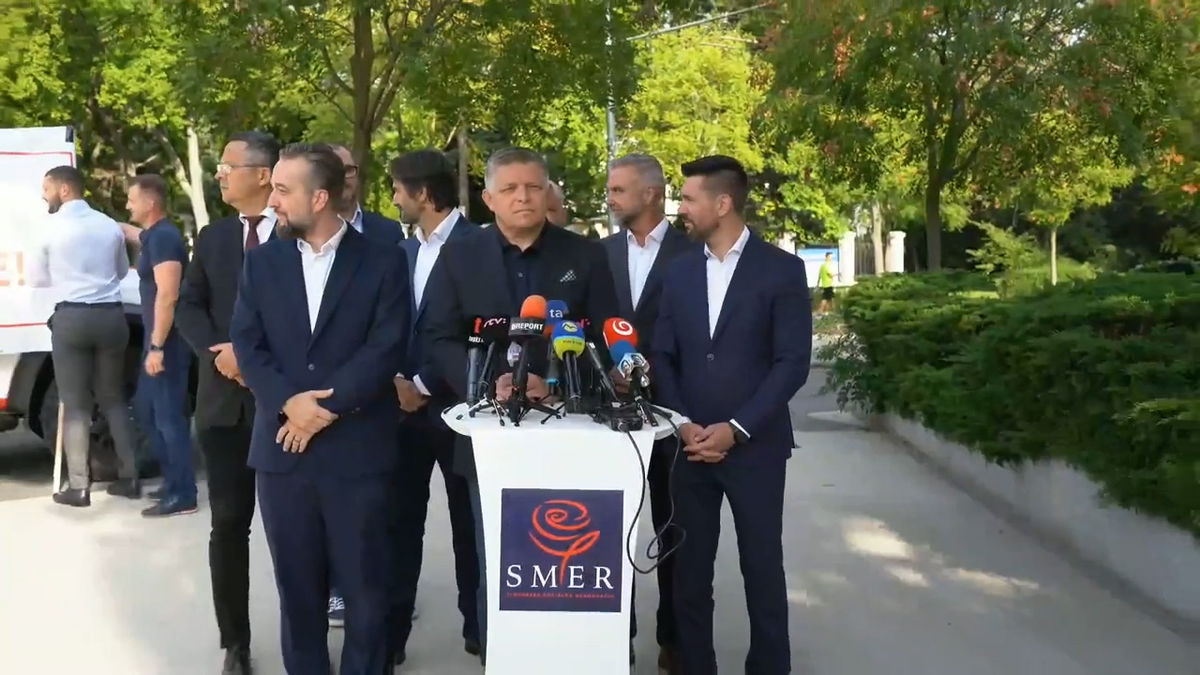 Tlačovku Smeru prerušil Igor Matovič.