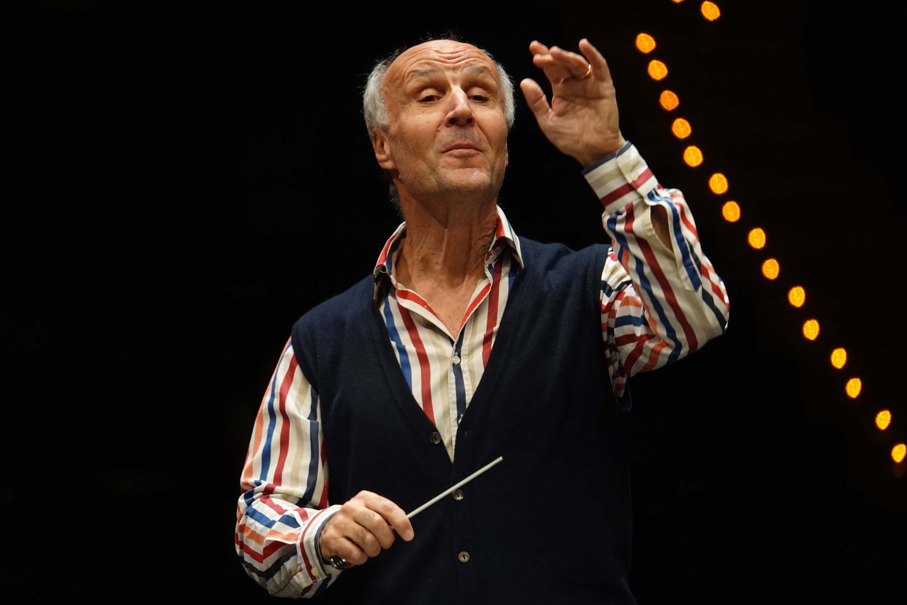 Dirigent Oleg Caetani.