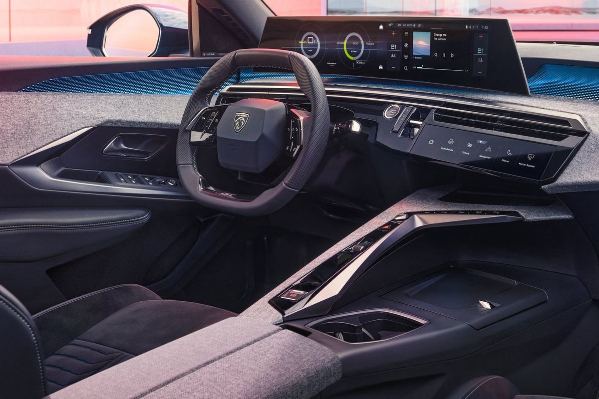 Nový i-Cockpit Panoramic kombinuje malý volant...