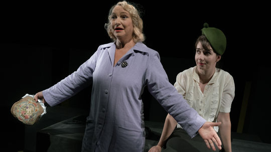 Anna Šišková ako Trafikantka Remešová a Zuzana...