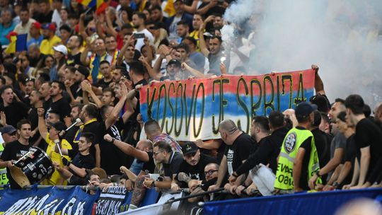 UEFA bola rázna. Rumuni spoznali trest za protikosovské prejavy, Ukrajinci pykajú za vlajky