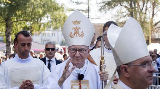 Uprostred štátny sekretár Svätej stolice v SR...