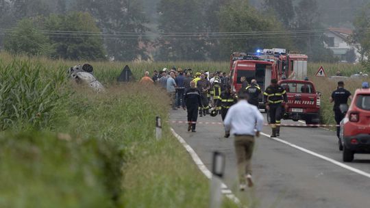 Päťročné dievča zomrelo pri páde akrobatického lietadla neďaleko Turína