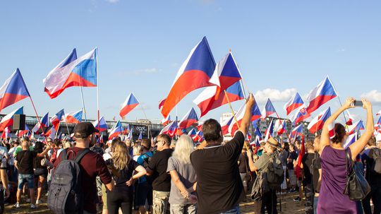 Proti Fialovej vláde v Prahe protestovali tisíce ľudí. Organizátor demonštrácie ponúkol Česku cestu Orbána