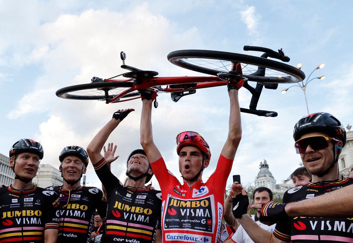 Cyklisti tímu Jumbo-Visma v čele s víťazom...