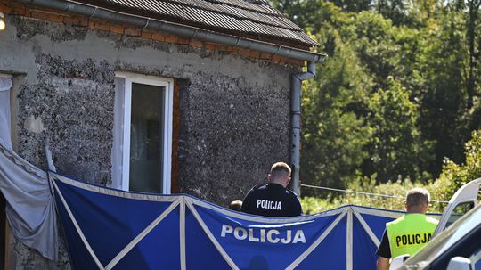 Poľská polícia objavila troch mŕtvych novorodencov, otca a dcéru obvinili z vraždy