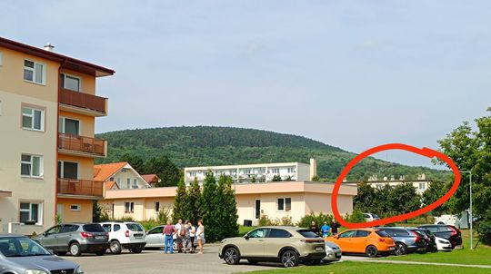 Pohlaď od bytovky, kde bola zasiahnutá mladá...