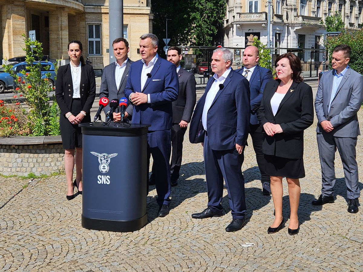 Predseda strany Život Tomáš Taraba (druhý...
