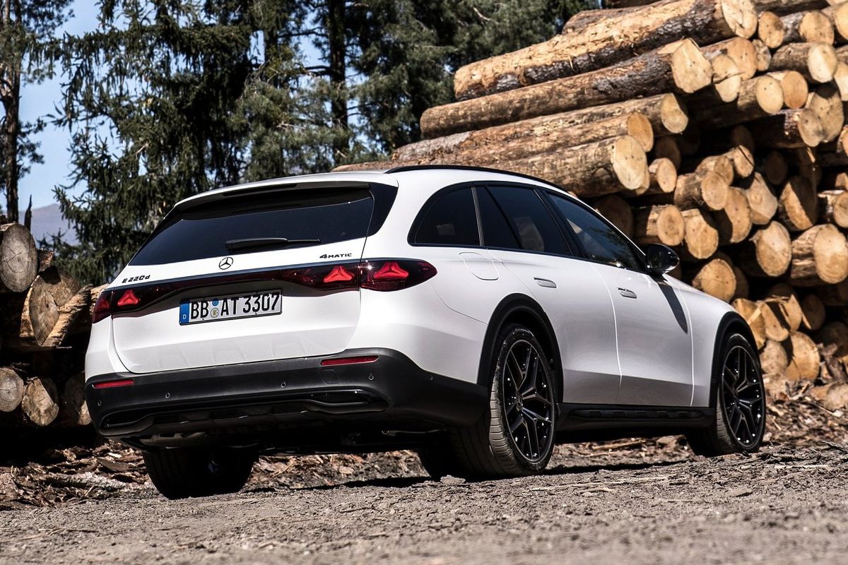 Celá karoséria je zospodu chránená plastovým...