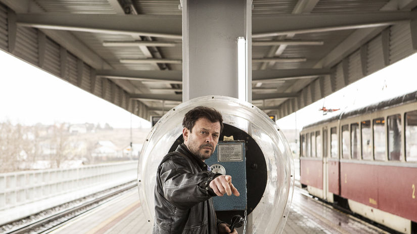 Alexander Bárta policajt Miky vo filme Vojna...