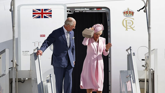 Britský kráľ Karol III. a jeho manželka...