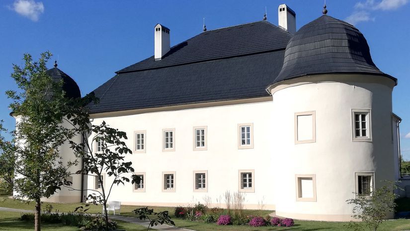 Vežička (vpravo), ktorú obývala Štúrova Adelka,...