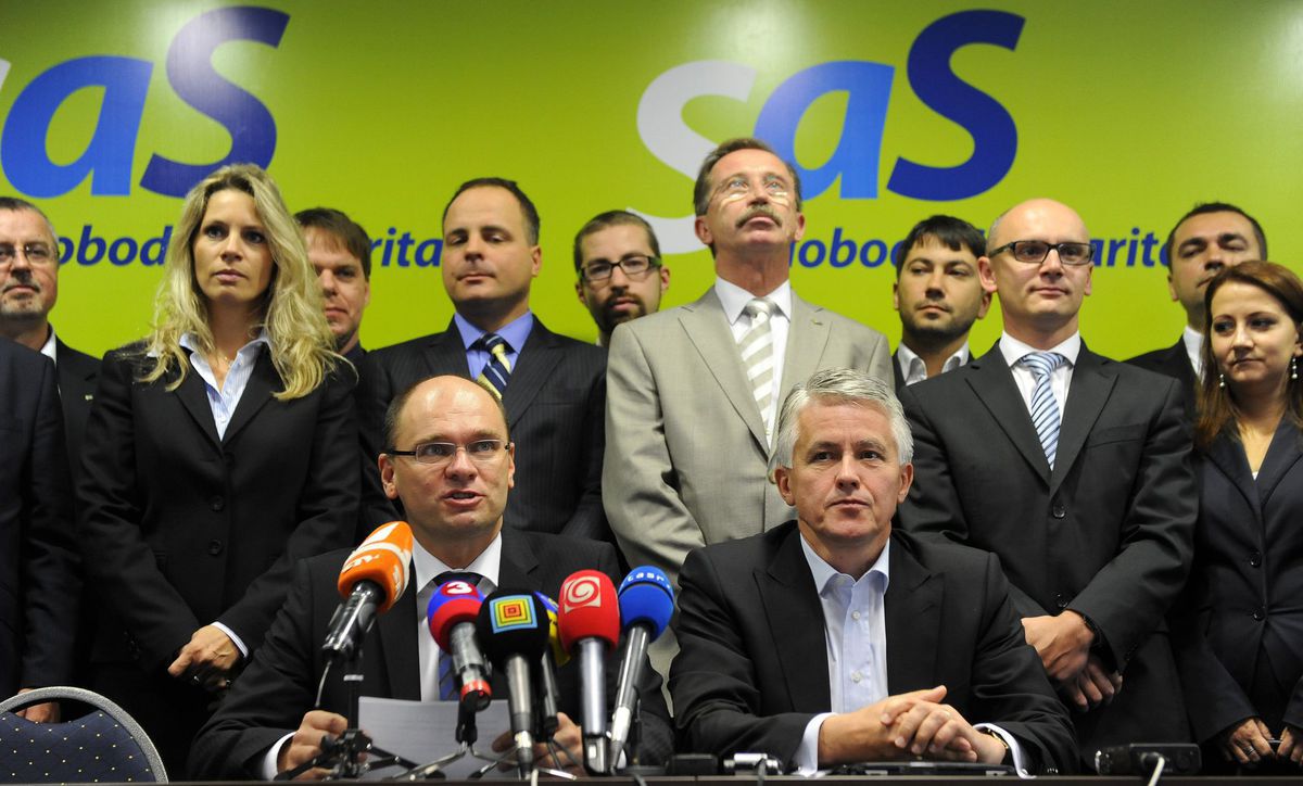 Predseda strany SaS Richard Sulík (vľavo dole)...