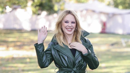 Toto je ideálny kabát na jeseň, nosí ho aj Bondova manželka či nestarnúca Kylie: Máme pre vás 11 tipov