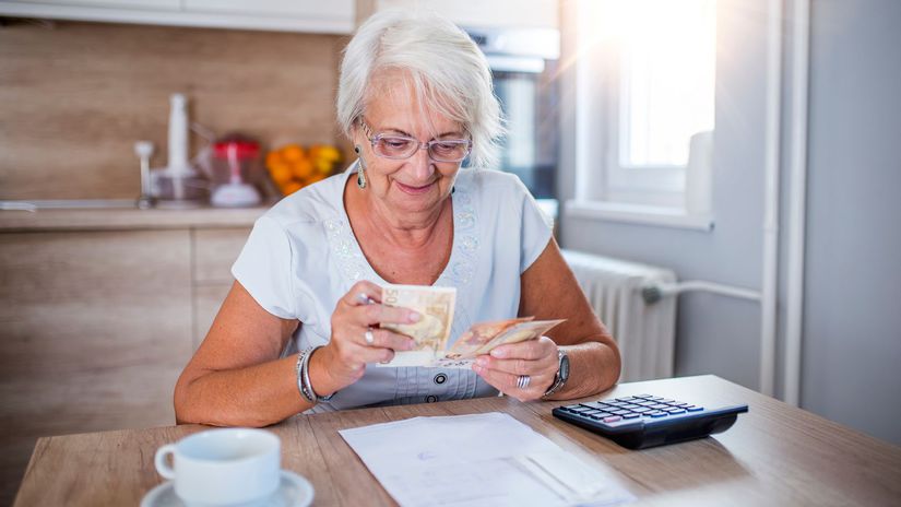 žena, dôchodkyňa, počítanie peňazí