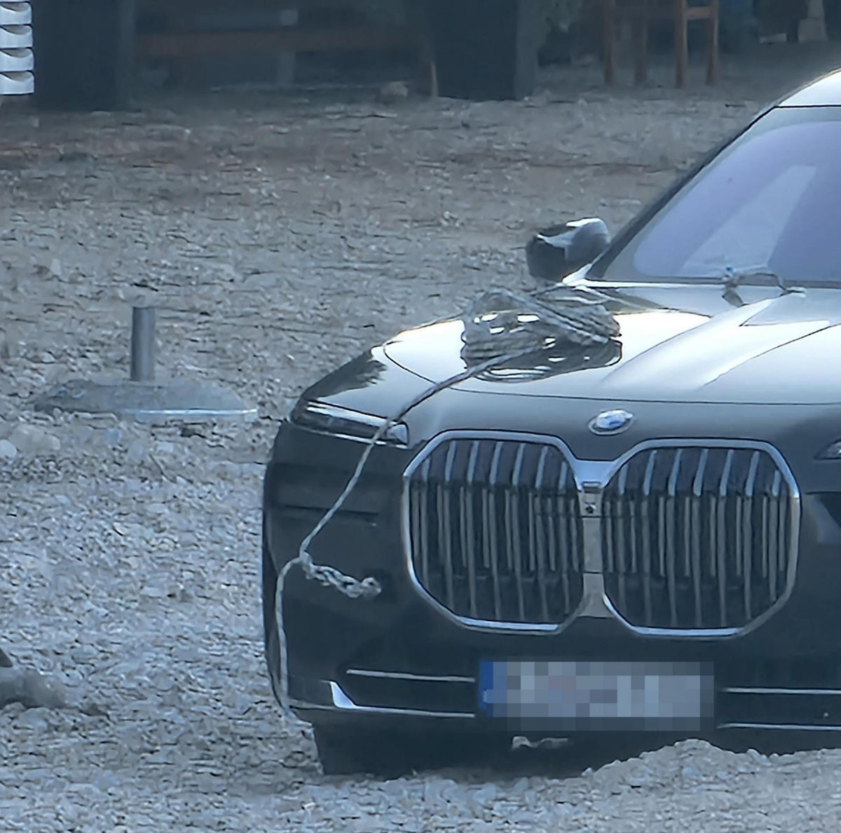 Zapadnuté slovenské BMW na chorvátskej pláži.