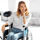 mladá žena, invalidný vozík, úsmev