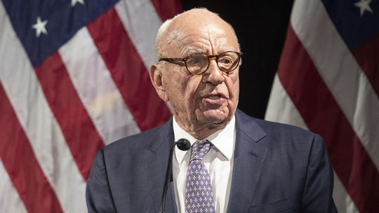 Magnát Rupert Murdoch odchádza z televízie Fox a z News Corp