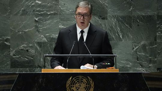 Vučič zosmiešnil Milanovičovu výzvu členom OSN, aby uznali Kosovo