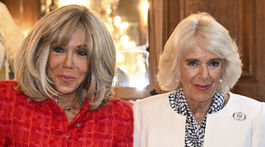 Brigitte Macron (vľavo) v kreácii Chanel Haute Couture a kráľovná Camilla