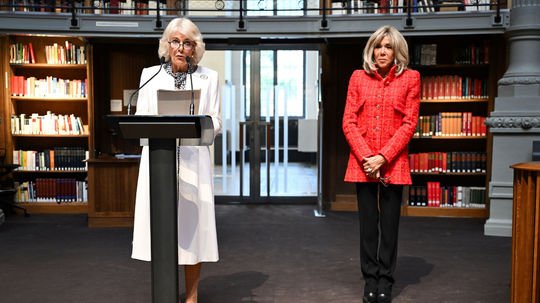 Prvá dáma Francúzska Brigitte Macron (vpravo) v...