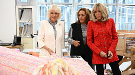 kráľovná Camilla (vľavo) a prvá dáma Francúzska Brigitte Macron