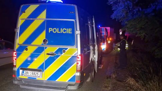 Česká polícia zastavila pri hraniciach so SR dodávku, v ktorej bolo 33 migrantov