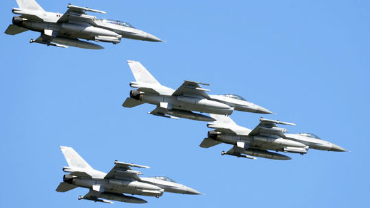 Kyjev má problém. Kým čaká na F-16, Moskva páli na letecké základne. Budú stíhačky v bezpečí?
