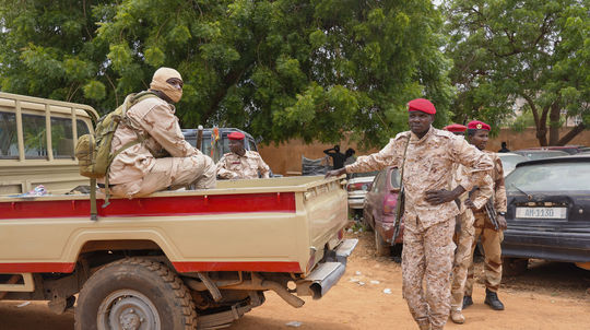 Francúzsko vyhovie pučistom a odíde z Nigeru: Po veľvyslancovi aj 1 500 vojakov