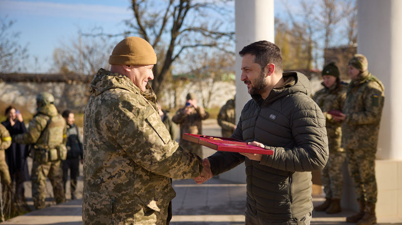 Ukrajinský generál Oleksandr Tarnavskyj (vľavo)...