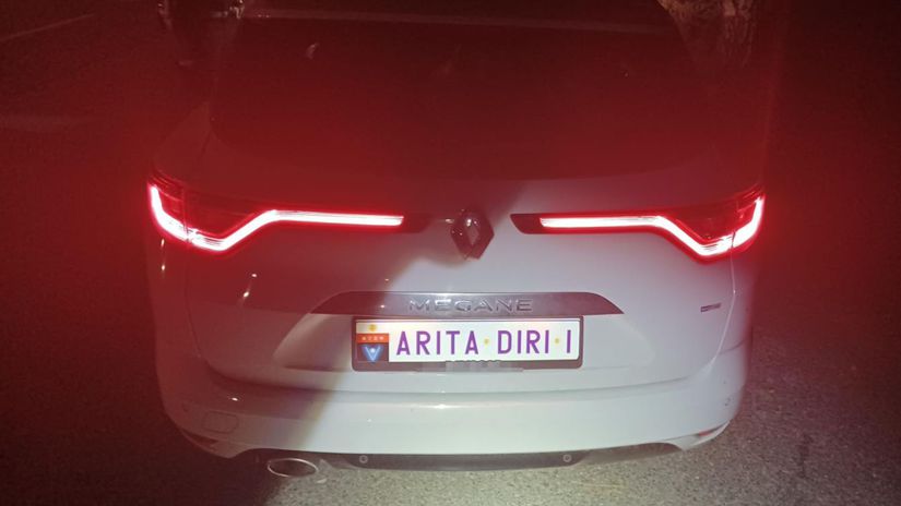 Tento Renault si policajti nemohli nevšimnúť.