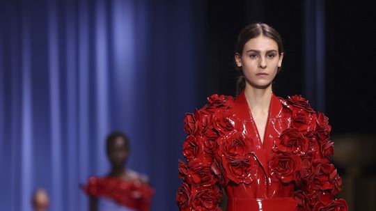 Modelka na prehliadke značky Balmain a jej...