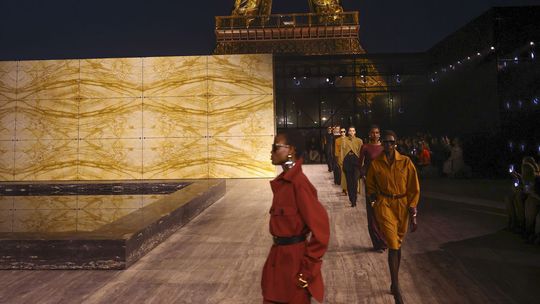 Modelky na prehliadke Saint Laurent Jar/Leto...