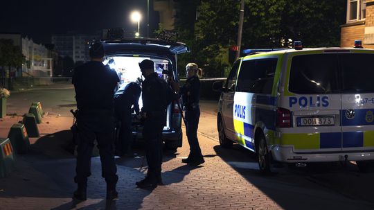 Na podujatie švédskej Ľavicovej strany vtrhli útočníci, hlásia troch zranených