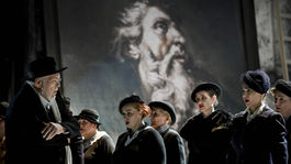 Peter Mikuláš a zbor Opery SND v jednej z...