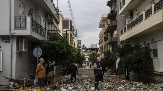 Po požiaroch Grécko devastujú búrky. Na Britániu udrela Agnes